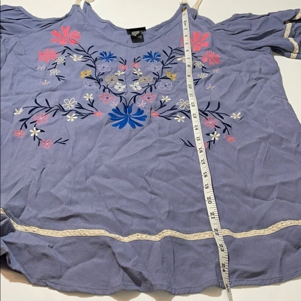 Torrid 0 EMBROIDERED LACE INSET COLD SHOULDER TOP - Picture 9 of 9